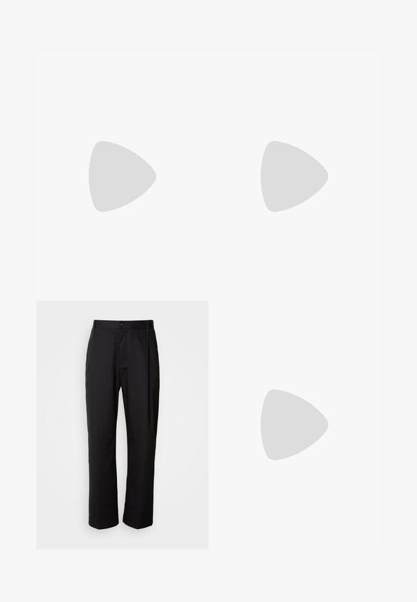 Schwarzes Longsleeve-Polohemd aus Baumwolle mit rotem Kragen und Drei-Knopf-Leiste, ausgestattet mit einem weißen "HUGO"-Logo auf der Brust.; Schwarze Hosen mit geradem Schnitt, aus leichtem Stoff gefertigt. Verfügt über einen vorderen Knopfverschluss und zwei seitliche Taschen; glatte Textur.; Schwarzer Herren-Slipper aus Leder mit einer krokogeprägten Vorderkappe und einem niedrigen Absatz, im Profil vor neutralem Hintergrund gezeigt.; Schwarzer Ledergürtel, zusammengerollt, mit einer silbernen rechteckigen Metallschnalle und roten Ziernähten nahe der Gürtelschlaufe.