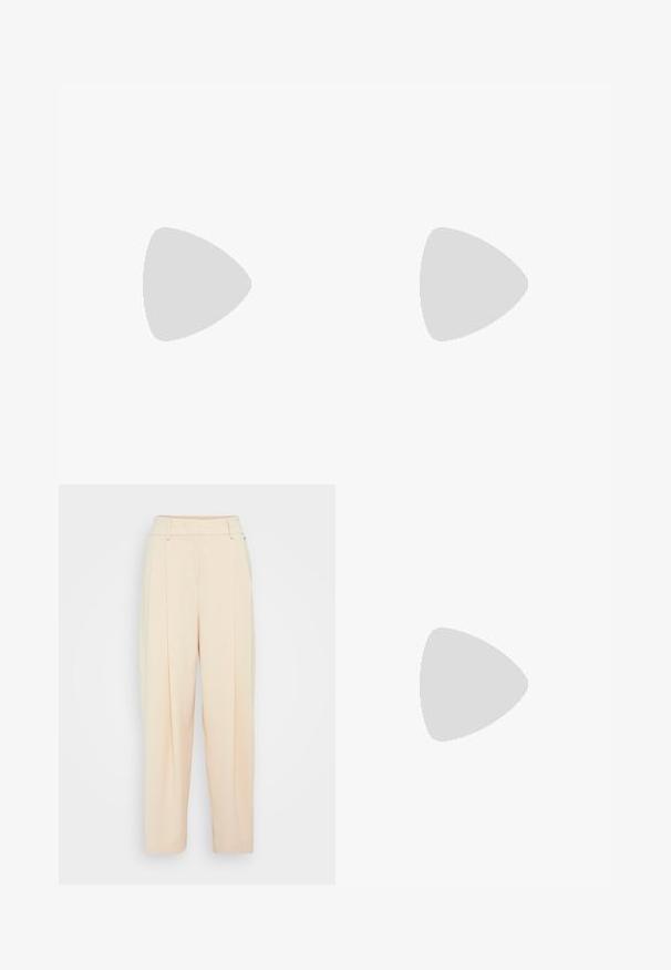 Bruine, mouwloze jurk met een getailleerde pasvorm. Kenmerkt zich door zijruche en een gladde, elastische stof. Eenvoudige rondhalslijn, lengte boven de knie.; Lichtbeige wijde broek met hoge taille, voorzien van twee zijzakken en dubbele plooien voor extra detail. Glad, zacht materiaal.; Gebroken-witte leren enkellaars met spitse neus en lage kittenheel, rustend op straatstenen tegen een betegelde muur.; Calvin Klein ARCHIVE SHOULDER BAG SHINY - Handtas - ecru