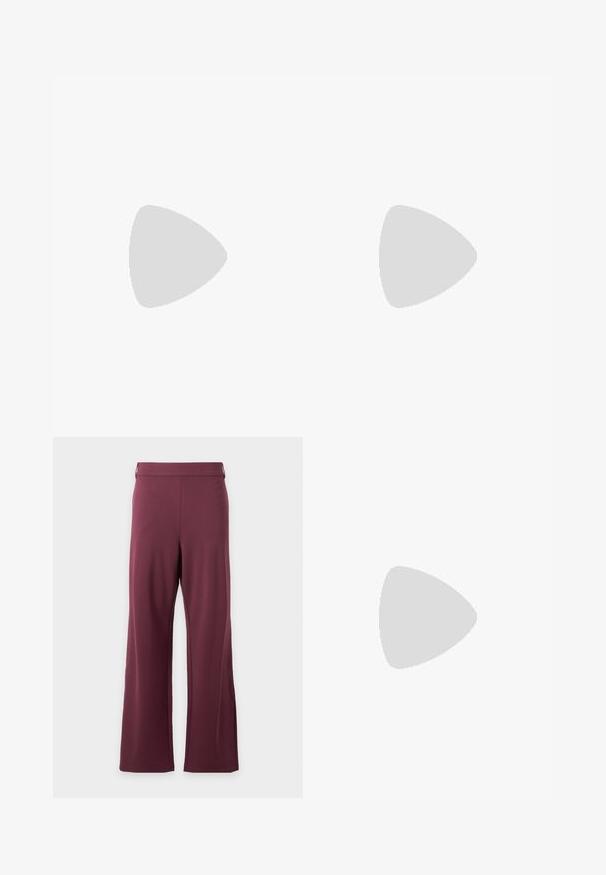 Camiseta roja de manga corta con cuello redondo, fabricada en una suave mezcla de algodón, que presenta un corte relajado y una textura lisa.; Pantalones de talle alto y pierna ancha en un morado oscuro sólido, con una cintura lisa y sin bolsillos o patrones visibles.; Mula de cuero negro con tacón ancho descansando sobre una superficie plateada brillante acolchada, destacando su diseño elegante y detalles curvados.; Bolso de cuero negro con forma rectangular, que cuenta con un cierre de cremallera y una correa con lunares. Textura suave, con detalles de costura mínimos.