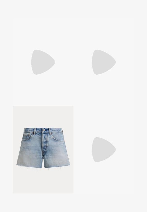 Hvid bomulds T-shirt med en sort konturprint af ordet "POLO" på forsiden, korte ærmer og en rund halsudskæring.; Lyseblå denimshorts med frynset kant, knaplukning foran, bæltestropper samt lommer foran og bagpå.; Brun læderloafer med vævet beige panel på toppen, lavt træhæl og traditionelt penny-strap design på hvid baggrund.; Kremfarvet halvmåne lædertaske med kort rem og guldfarvet spænde med lille indgraveret logo.