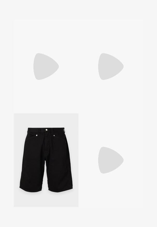 Zwarte katoen T-shirt met een klein rood hart en pijlenontwerp op de linkerkant van de borst. Standaard crew neckline met korte mouwen.; Zwarte denim shorts met een klassiek ontwerp, voorzien van frontzakken en metalen hardware. De stof heeft een gladde, stevige textuur.; Zwarte leren instapper met een glanzende afwerking, een ronde neus, subtiele stiksels en een dikke rubberen zool voor duurzaamheid.; Zwarte schoudertas in halve maanvorm met gevoerde verstelbare riem en twee voorvakken met rits en trekbandjes.