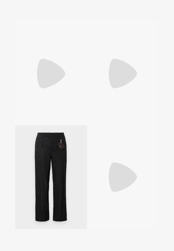 Camiseta de algodón blanca con cuello redondo y mangas cortas, que presenta un pequeño corazón rojo con un gráfico de una flecha en el lado izquierdo del pecho.; Pantalones negros de pierna ancha, texturizados, con un acabado suave y costuras visibles; incluye una etiqueta unida por un lazo de metal plateado.; Mocasines de cuero negro con punta redondeada, que cuentan con un detalle de herrajes dorados y costuras, situados sobre una suela de goma texturizada y baja.; Bolsa negra de nailon con un bolsillo delantero con cremallera, presenta una textura lisa y un acento de logo. Diseño estructurado con una tapa plegable.