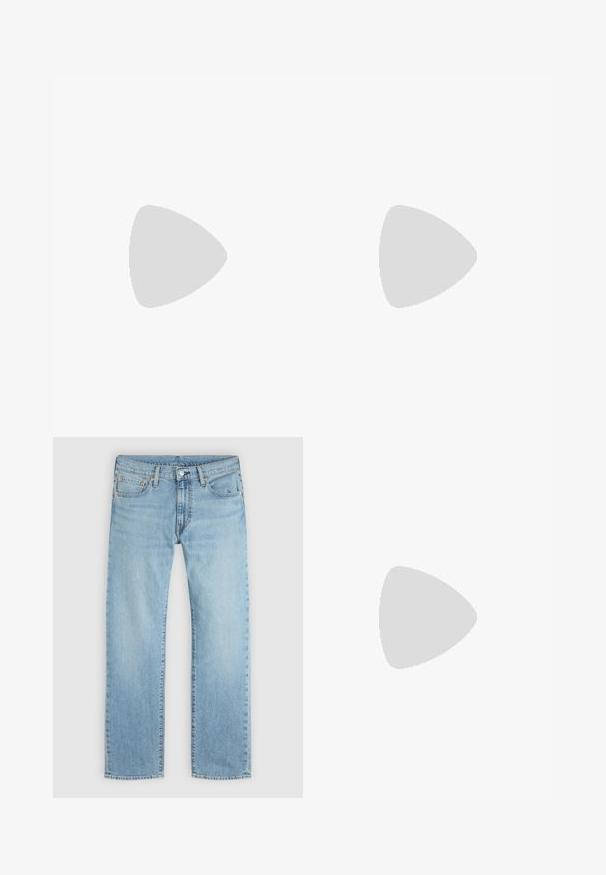 Camiseta de manga corta y cuello redondo en algodón color durazno claro con un pequeño logo de cocodrilo verde de Lacoste en el lado izquierdo del pecho.; Vaqueros de denim azul claro de pierna recta con botón frontal y bolsillos, mostrados planos sobre un fondo gris claro.; Zapatillas deportivas blancas con detalles en gris, parte superior de malla y sintético, diseño de cordones, y suela de goma texturizada con patrones de tracción.; Bolso bandolera compacto rectangular en color topo con cierre de cremallera, bolsillo delantero y correa ajustable con texto del nombre de la marca.