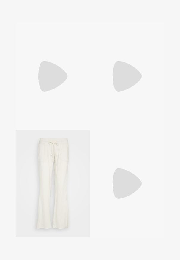 Κρεμ χρώματος oversized t-shirt φτιαγμένο από μαλακό ύφασμα, με στρογγυλή λαιμόκοψη και κοντά μανίκια. Στο κέντρο, μαύρος θύρσος αναγράφει "VENUS."; Παντελόνι από μείγμα λινών, κρεμ χρώματος με φαρδιά σχεδίαση. Διαθέτει ελαστική μέση, κορδόνι και δύο μπροστινές τσέπες.; Λευκά και μπεζ Nike αθλητικά παπούτσια με πλέγμα στην επάνω πλευρά, ανάγλυφη επικάλυψη, μαύρο σήμα swoosh και μαλακή σόλα με αντιολισθητική επιφάνεια.; Μπεζ δερμάτινη τσάντα με καμπυλωτό σχήμα, ασημένια αλυσίδα λουριού και κλείσιμο με φερμουάρ. Διαθέτει διπλές λαβές φερμουάρ και μεταλλικό γούστο με λογότυπο.