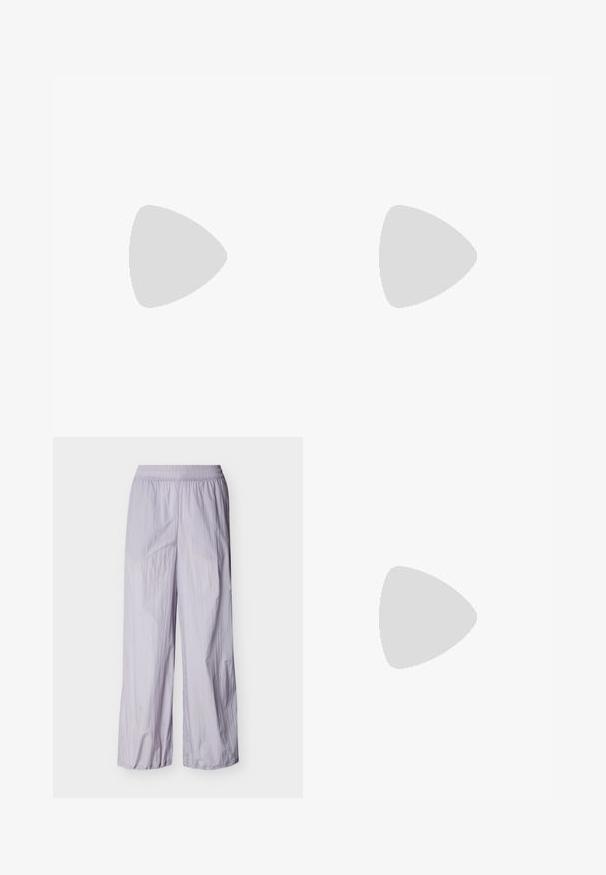T-shirt noir à manches longues en coton, avec un logo en forme de cœur blanc comportant deux visages et "ROXY" en rose en dessous du logo.; Pantalon léger violet clair avec ceinture élastique et jambes larges, présenté sur un fond blanc uni.; Baskets basses blanches et beiges avec lacets et semelle gris foncé, détails en daim, et un design lisse et courbé sur fond uni.; Petit sac d'épaule vert irisé avec bordure noire, sangle réglable noire, fermeture éclair et logo Puma au centre avant.