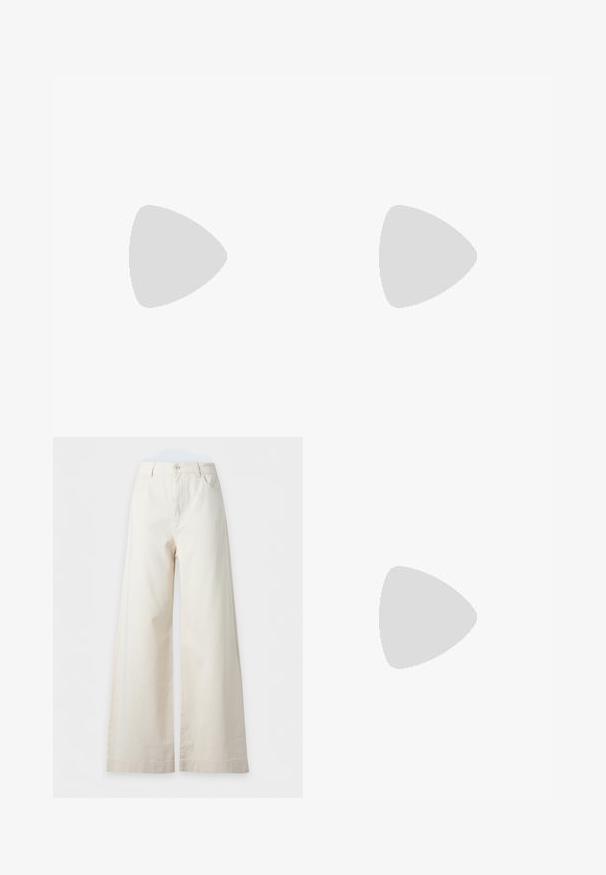 T-shirt beige à manches courtes avec des rayures rouges horizontales et un petit patch logo noir et blanc centré sous le col.; Pantalon large taille haute couleur crème avec bouton sur le devant, poches latérales, passants de ceinture et couture visible sur l'ourlet.; Chaussure plate en cuir noir à bout pointu avec talon bas et finition lisse, vue de côté sur un fond gris clair.; Sac à main en cuir noir avec un design plissé, une sangle unique, un cadre métallique argenté et deux grandes fermoirs ronds en argent.
