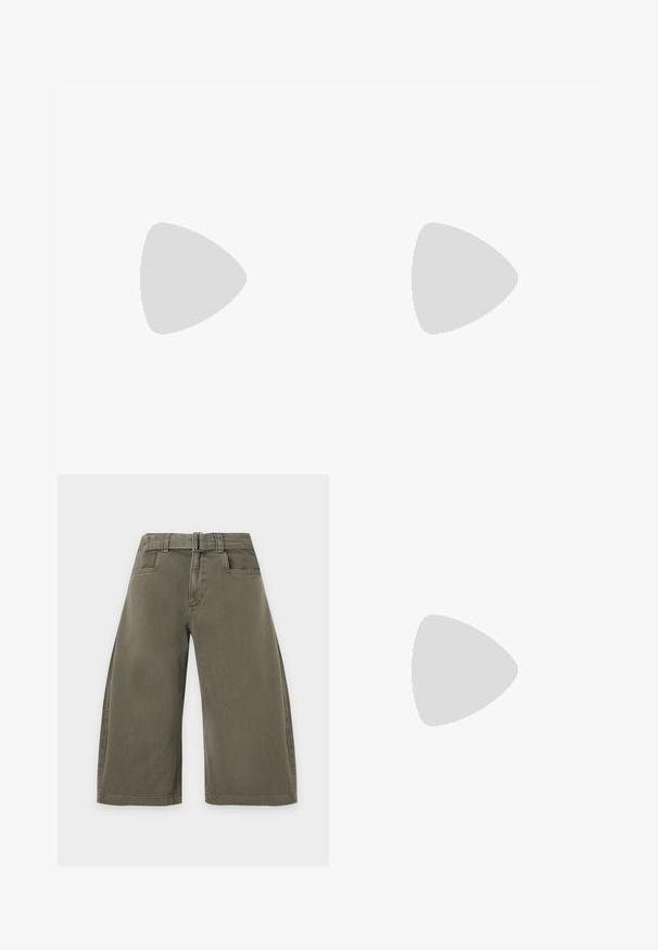 Pull côtelé rose pâle à manches courtes avec un large col en V et une coupe ample, légèrement carrée.; Pantalon court ample vert olive avec poches devant et ceinture en tissu assortie à la taille.; Escarpins slingback en cuir verni noir avec un embout pointu, un design à découpes arrondies et un talon carré. Présente un accent de boucle en ton doré.; Sac à main rectangulaire noir avec une courte poignée et une bandoulière amovible, présenté sur un fond clair uni.
