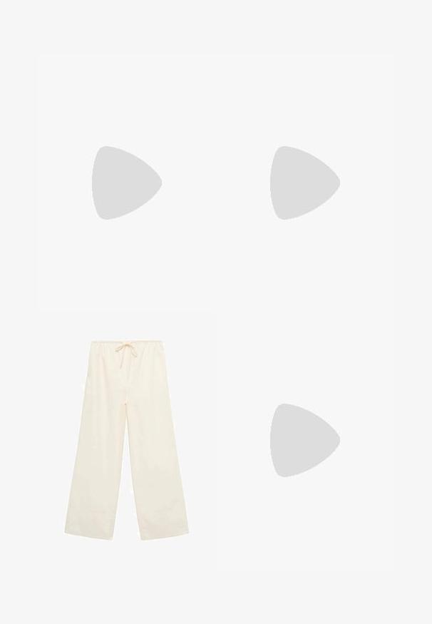 Witte textuurstof halter neck crop top met geplooid ontwerp en gerimpelde zoom.; Crème kleurige wijde broek met elastische tailleband en voorste trekkoord, met brede manchetten aan de zoom.; Beige open-toe hoge hak sandaal met dunne bandjes en een kleine decoratieve strik aan de voorkant, slingback stijl en stiletto hak.; Zachte bruine suède handtas met een enkele bovenzijde handvat en geplooide zijkanten bevestigd met leren riemen en metalen ringen.