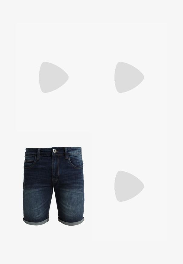 Schwarzes T-Shirt mit kurzen Ärmeln aus Baumwolle, mit Rundhalsausschnitt und einem dezenten Frontlogo auf der Brust, das "GUESS EST. 1981" zeigt.; Dunkelblaue Jeansshorts mit einer verblassten Waschung. Merkmale sind ein Knopfverschluss, Fronttaschen und umgeschlagene Säume. Naht in Beige.; Schwarze Jeans aus Denim mit lockerem Schnitt, kombiniert mit marineblauen Wildleder-Sneakern mit weißen Gummisohlen und schwarzen Schnürsenkeln. Einfaches und modernes Design.; Ray-Ban Sonnenbrillen mit grünen Gläsern, schwarzen Kunststoffrahmen und goldenen Akzenten an den Rändern. Quadratische Form mit matter Oberfläche.