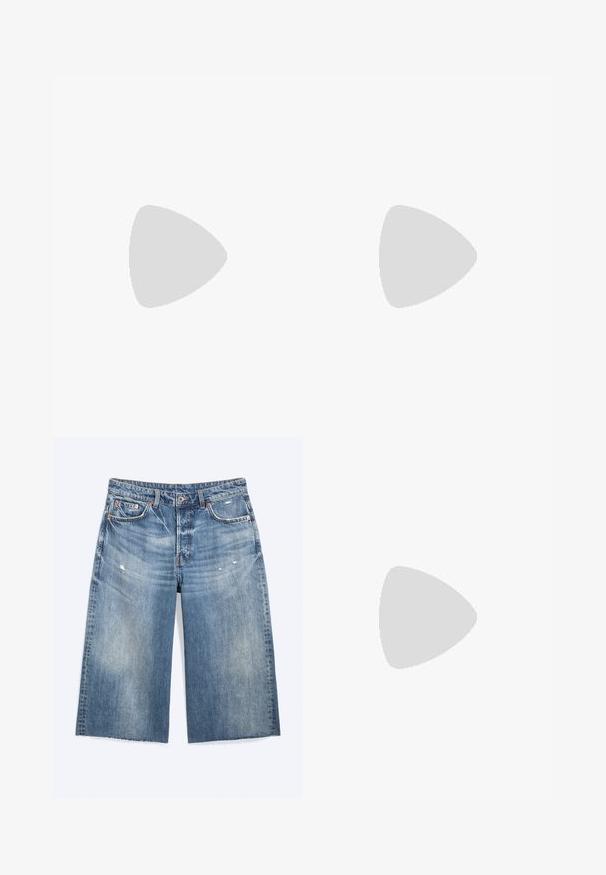 Sort kortærmet crop top med rund halsudskæring og lille hvid "Calvin Klein" logo tekst centreret på brystet.; Blå denim knælange shorts med let slid, forlommer, bæltestropper og knaplukning.; Sorte læder slingback hæle med spids tå, lav hæl og justerbar ankelstrop med en guldfarvet spænde. Glat tekstur.; Sølv- og rosaguld armbånd med en glat metalfinish, der har et minimalistisk design og åbne ender for justerbar størrelse.