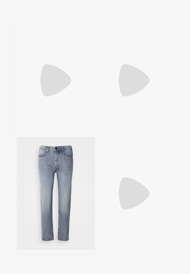 Weißes kurzärmliges Oberteil mit V-Ausschnitt, versehen mit schwarzen vertikalen Streifen und einem strukturierten Strickmuster. Markenlabel im Kragen sichtbar.; Hellblaue Denim-Jeans mit lockerer Passform, geraden Beinen und subtilen Verblassungen. Mit einem Frontknopfverschluss und fünf Taschen für zusätzlichen Nutzen.; Schwarze Lederflachschuhe mit spitzem Zehenbereich, ausgestattet mit einem metallischen Riemen über dem Spann und einer niedrigen, flexiblen Sohle.; Schwarze Lederhandtasche mit dreieckiger Form, schrägem Klappdeckel und rundem Oberhandgriff. Verfügt über eine glatte Textur und minimalistische Designdetails.