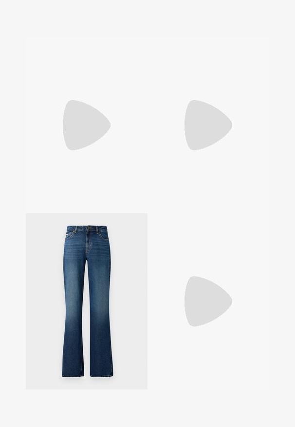 Sort kortærmet T-shirt lavet af bomuld. Har en hjerteformet hvid lap med "Hugo" i kursiv skrift på venstre brystområde.; Flare jeans i en medium blå vask, med et klassisk fem-lomme design, knaplukning og en let slidt tekstur.; Sort læder peep-toe slingback sko med høj blokhæl og beige indvendig foring mod en ensfarvet lys baggrund.; Sort patentlæder håndtaske med en unik buet form, kort justerbar hank og en lynlåslukning i toppen. Glat tekstur med diskret branding.