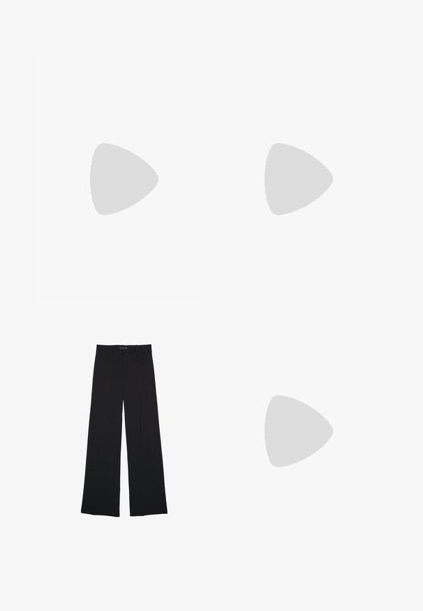T-shirt blanc à manches courtes avec des pois noirs répartis uniformément sur le tissu, présenté à plat sur un fond blanc.; Pantalon noir à jambes larges avec passants de ceinture, bouton frontal et fermeture éclair, étalé à plat sur un fond blanc.; Mule compensée en cuir noir avec bout pointu et talon bas et solide, style sans lacets.; Sac fourre-tout en cuir noir avec une texture lisse, un haut arrondi doux et de larges poignées. Présente une couture minimale et une silhouette décontractée.
