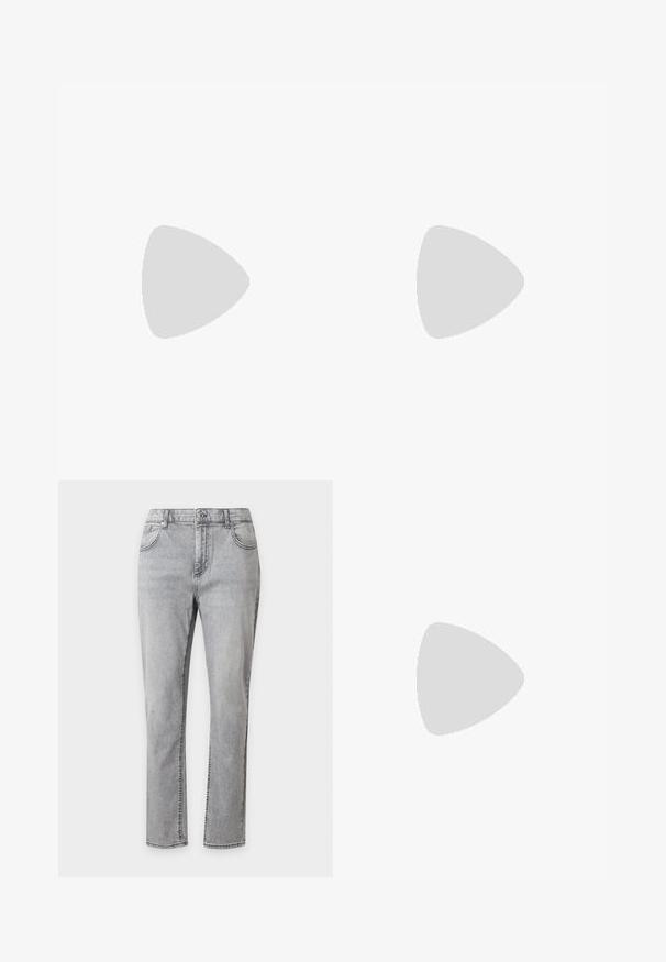 Lys grøn top med blondeærmer, der har blomsterkanter og udskæringsdetaljer, der fremhæver et afslappet, men stilfuldt design.; Grå straight-leg denimjeans med forreste knap, lynlås og fem-lomme stil på hvid baggrund.; Sort spids tå stilet hæl med krydsede stropper, hvilende på en skinnende sølvfarvet polstret læderoverflade.; Sølvfarvede metaloorringe med glat, let buet overflade og låsemekanisme på en ensfarvet hvid baggrund.