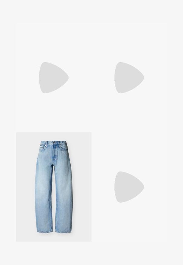 Schwarzes T-Shirt mit kurzen Ärmeln und Rundhalsausschnitt mit dezent eingeprägtem Calvin Klein Logo mittig auf der Brust.; Hellblaue gerade geschnittene Jeans aus Denim mit fünf Taschen, Gürtelschlaufen und einem vorderen Knopfverschluss.; Schwarze Leder-Ballettschuhe mit spitzem Schuhzeug, flacher Sohle und einem kleinen Riemen mit silberner Schnalle.; Schwarze Handtasche aus patentiertem Leder mit einem gebogenen oberen Griff, Reißverschluss und geprägt "cK" Logo auf der Vorderseite. Glatte Textur, strukturierte Form.