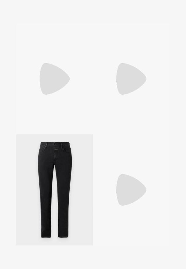 Ensfarvet mørkeblå kortærmet t-shirt med rund hals og lille præget logo nær den nederste kant.; Sorte slim-fit jeans med fem lommer, knappelukning og bælteløkker lagt fladt på en lys baggrund.; Sort lavtstående lædersneaker med snørebånd foran og flad gummisål, vist fra siden på en ensartet hvid baggrund.; Sort struktureret rektangulær lædermappe med dobbelthåndtag, lynlåslomme foran og justerbar skulderrem vist på hvid baggrund.