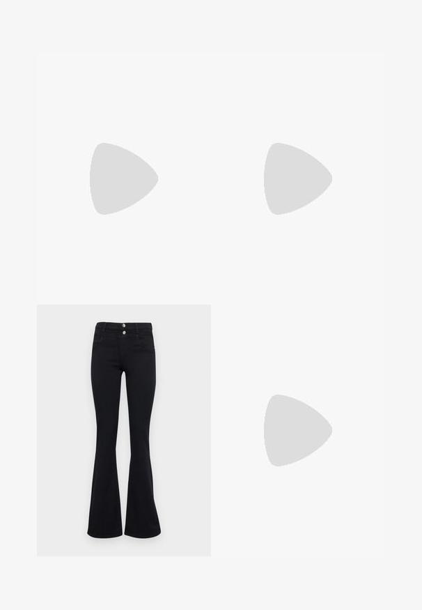 Langærmet sort top med en tekstureret zebra mønster og metalliske accenter. Tæt siddende design, rund halsudskæring og cropped snit.; ONLY ONLRAIN FLARED  - Flared jeans - washed black; Sort højhælet sandal med en slank ankelrem og to forreste bånd. Lavet af glat læder med en slank spids tå og stilettohæl.; Sort læderhåndtaske med en rundet form, dekoreret med sølvnitter, og et kort håndtag. Glat tekstur og lynlåslukning.