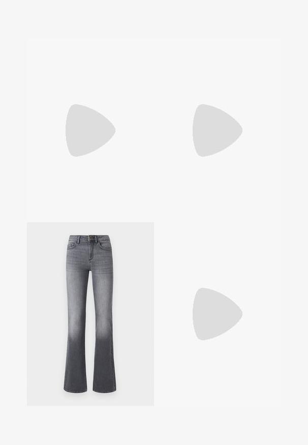 Zwarte langmouw crop top met een ronde hals en raglanmouwen. Gladde textuur, minimalistisch ontwerp en geen zichtbare patronen of hardware.; High-waisted flared jeans in donkergrijze denim, met voorzakken, een knoopsluiting en subtiele vervaging naar de zoom toe.; Benen met donkere geribbelde leggings gecombineerd met zwarte ballerina's met kleine strikdetails op een witte achtergrond.; Kleine bordeauxrode leren schoudertas met geknoopte riem en ritssluiting aan de bovenkant tegen een effen lichte achtergrond.