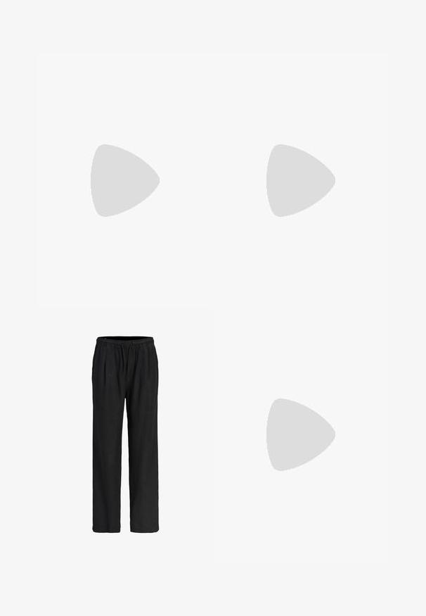 Sort kortærmet polo skjorte med krave og to knapper ved halsudskæringen, vist på en ensfarvet hvid baggrund.; Løse sorte bukser med elastisk taljebånd og snøre, lige ben design, velegnet til afslappet brug.; Sort læderloafer vist i luften over en beige vævet tæppe, med et træbord og stablede bøger i et blødt oplyst stue.; Sort faux læderbælte med krokodillemønster og en sølvfarvet rund spænde, snoet på en ensfarvet hvid baggrund.