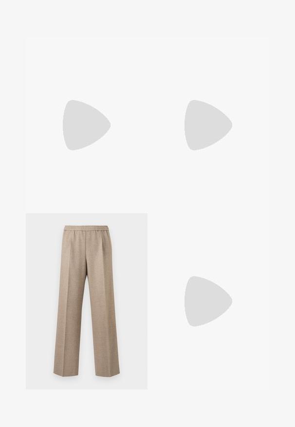 Polo bleu marine foncé à manches courtes avec un col côtelé, un ourlet côtelé et une petite étiquette sur la couture latérale.; Pantalon beige à jambe droite avec taille élastique et plis marqués sur le devant de chaque jambe.; Chaussure mocassin en cuir noir suspendue au-dessus d’un tapis beige avec du mobilier moderne couleur ambre en arrière-plan.; Sac bandoulière en cuir noir texturé avec poche avant zippée et bandoulière large en tissu réglable sur fond blanc.