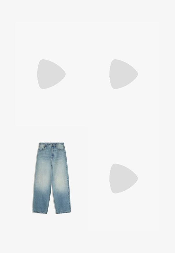 Langærmet navy blå polo shirt med beige krave og manchetter, udstyret med et rundt emblem med tekst på venstre bryst.; Lyseblå vide denimjeans med forlommer, knaplukning og falmet vaskepatina på lår og knæ.; Sort læderloafer med en kraftig gummisål og klassiske penny-strap detaljer, vist fra ydersiden.; Ray-Ban solbriller med grønne linser, sorte plastikstel og gyldne detaljer ved kanterne. Firkantet form med mat finish.