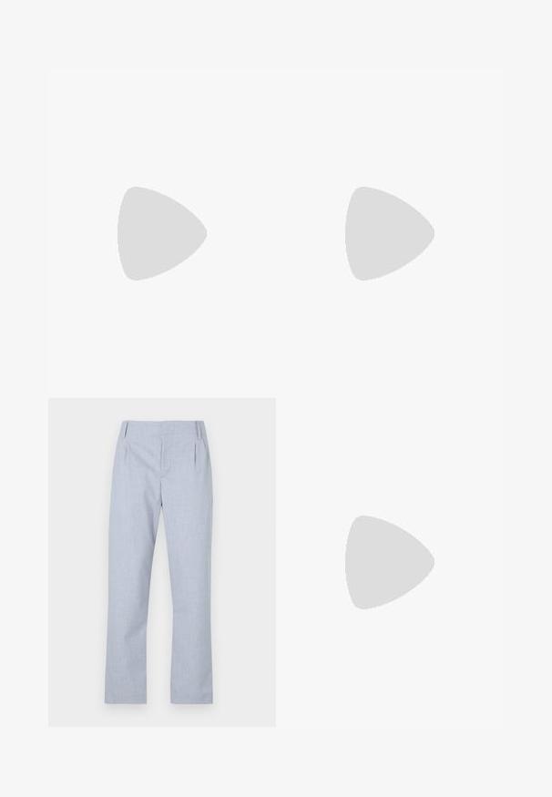 Lichtgrijs t-shirt met korte mouwen en een ronde hals, gemaakt van zachte stof. Eenvoudig ontwerp met een losse pasvorm, met schone randen en zonder versieringen.; Lichtblauwe op maat gemaakte broek met een gladde stof, recht design en twee voorkezen. Heeft subtiele plooien bij de taille.; Beige platte slingback schoen met puntige neus, lage zwarte hak en een glad leren afwerking, zijaanzicht op een effen achtergrond.; Beige leren handtas in halvemaanvorm met een enkele schouderband en minimale stiksels, afgebeeld tegen een effen witte achtergrond.