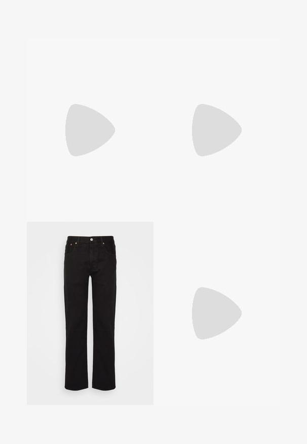 Sort kortærmet t-shirt lavet af bomuld, med rund halsudskæring og et logo på forsiden af brystet med "GUESS EST. 1981" i et diskret design.; Sorte lige ben jeans lavet af bomuld. Har fem lommer, en metalknap og orange syninger fortil.; Hvide lædersneakers med sorte ruskindsdetaljer; har en gummisål, rund tå og klassisk snørebåndsdesign. Side logo i sort.; Sort læderbælte med en sølvfarvet metalspænde, der har et brandlogo. Designet er enkelt med en glat tekstur og lige, tilspidsede ender.
