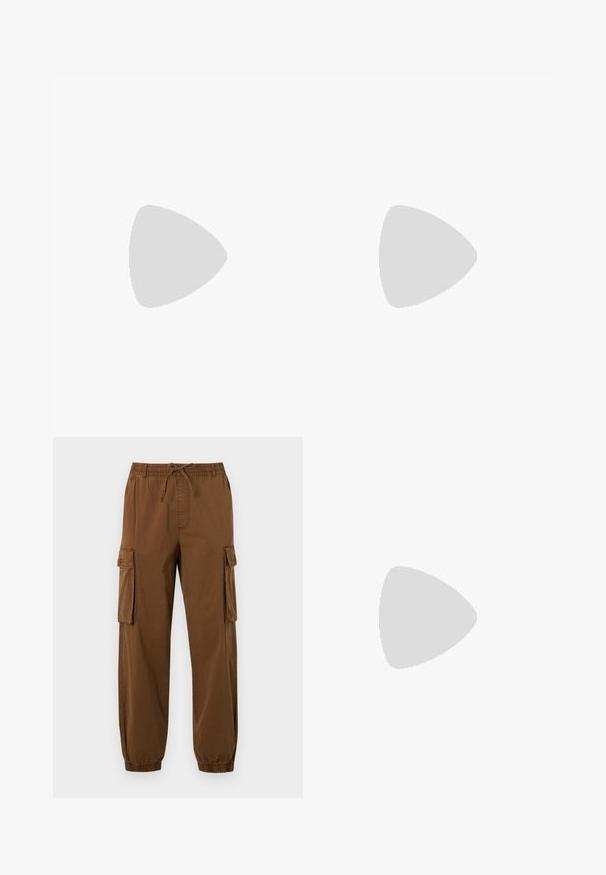 T-shirt en coton bleu clair avec des manches courtes, col rond et un petit logo sur la poitrine gauche. Texture lisse et coupe classique.; Pantalons cargo marron en tissu léger, dotés d'une taille élastique avec cordon de serrage, de poches latérales et de bas de jambes fuselés.; Baskets de sport noires avec tissu texturé, semelle épaisse et rembourrée, aérations et fermeture à lacets, vues de profil sur fond clair.; Pochette en tissu noir avec deux poches zippées à l'avant, texte brodé, forme rectangulaire, texture durable et design discret.