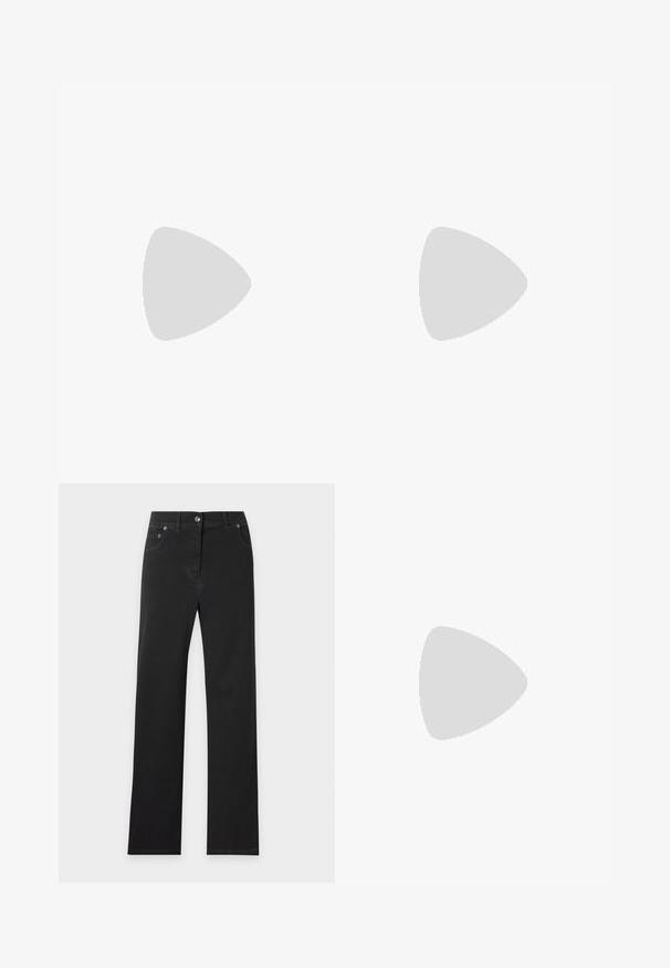 Pull gris à manches longues avec une texture côtelée, un col rond et une coupe ajustée. Fabriqué dans un matériau doux et texturé avec une silhouette slim.; Jean noir coupe droite avec poches avant, passants de ceinture et fermeture par bouton à la taille sur un fond clair uni.; Sandale en cuir verni noir avec trois brides, boucle de cheville et talon aiguille de 10 cm. Présente un détail en métal doré et un charm logo.; Sac bandoulière à motif marron en matériau synthétique, avec une bandoulière en chaîne dorée et une bandoulière en cuir amovible.