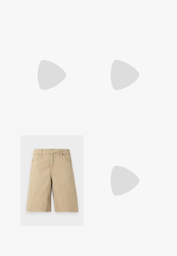 Haut court à manches courtes à rayures horizontales beige et blanc, col en V et détail noué sur le devant, sur un fond uni.; Shorts en coton beige longueur genou avec passants de ceinture, poches avant et fermeture éclair sur fond blanc.; Ballerine en cuir verni marron avec un bout carré et une lanière ornée d'une petite boucle dorée. Texture lisse, talon bas et design minimaliste.; Sac bandoulière en cuir marron foncé avec une forme souple et décontractée et une anse nouée torsadée sur un fond blanc uni.