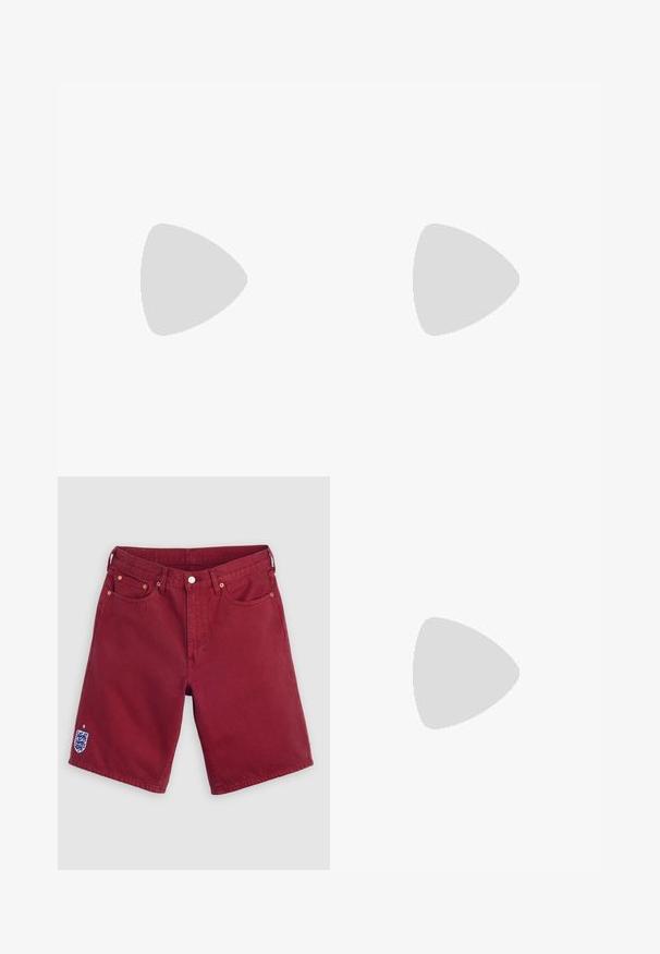 Grünes geripptes Tanktop mit rundem Halsauschnitt und ohne Ärmel. Mit dezentem Branding in Schwarz in der Mitte. Weiche Textur.; Bordeauxrote Jeansshorts mit Fronttaschen, Gürtelschlaufen, Knopfverschluss und einem kleinen gestickten England-Fußballwappen am unteren linken Bein.; Weißer Ledersneaker mit glatter Textur, beigefarbenem „V“-Logo, rundem Zehenbereich, Schnürdesign und einer Sohle aus Gummireifen.; Weiße Perlenkette mit einheitlich runder Form, glatter Oberfläche und Metallverschluss mit Verlängerungskette für anpassbare Länge.