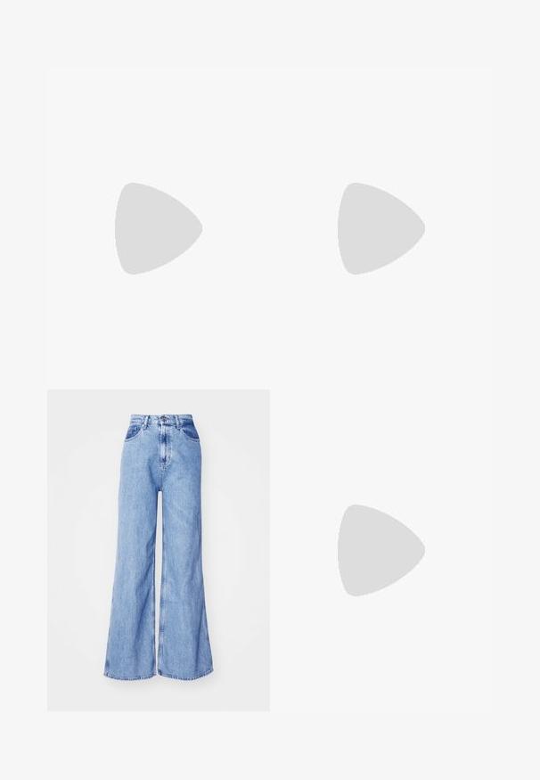 Witte haltertop gemaakt van zachte stof, met rhinestone tekst "Juicy" op de voorkant. Te strikken bij de nek voor een verstelbare pasvorm.; Lichtblauwe wijde denim jeans met een hoge taille, voorzakken en gestikte naden. De stof heeft een lichte textuur die typisch is voor denim.; Witte leren sneakers met een stevige zool, vetersluiting en subtiele branding. Heeft een zachte textuur en een ronde neus.; Zilveren handtas met een gestructureerd patroon van geometrische vormen en cirkels, voorzien van een afgeronde handgreep en een afneembare riem.