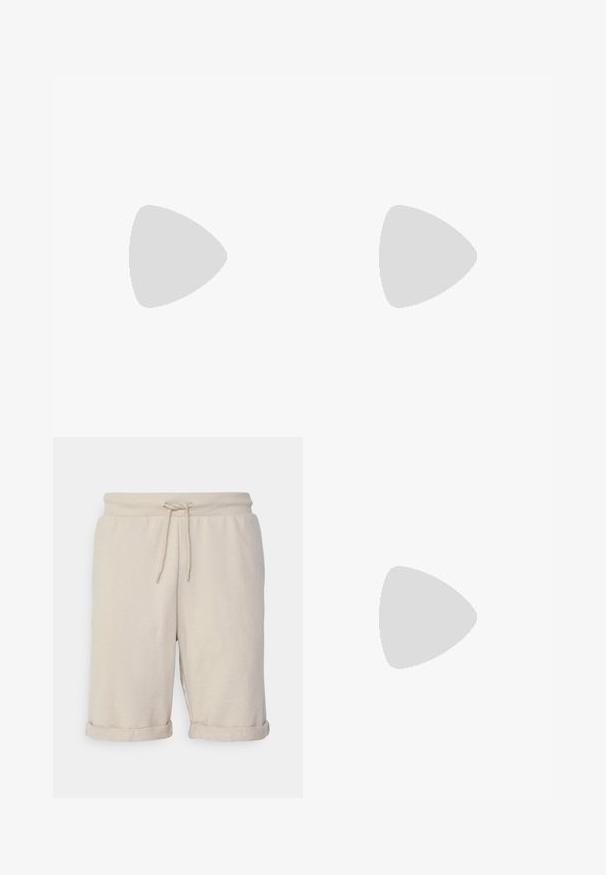 Camiseta de manga corta en algodón color durazno claro, con un pequeño logo azul en el pecho. Cuello redondo con una textura suave.; Pantalones cortos de algodón beige con cinturilla ajustable, dobladillos enrollados y una textura suave. Diseño simple sin patrones visibles ni herrajes.; Zapatilla de ante beige con suela y cordones blancos, mostrada flotando sobre una alfombra de textura beige contra un suave fondo beige.; Persona con una camiseta negra sosteniendo su muñeca izquierda con la mano derecha, mostrando una pulsera de cruz plateada y un anillo plateado con cara negra.