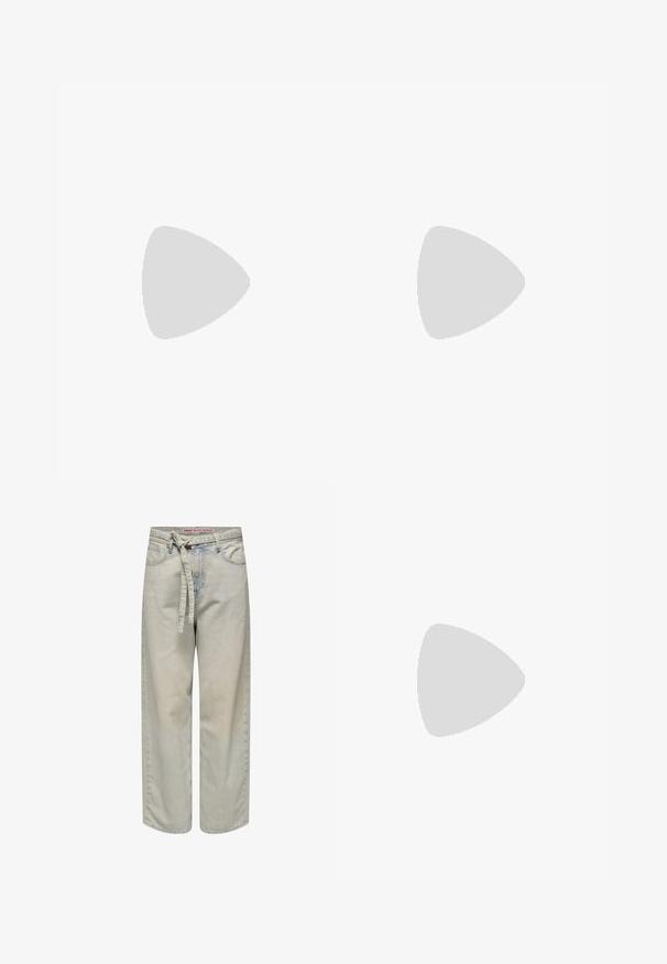 Olivengrøn cropped langærmet top lavet af ribbet stof. Har en rund halsudskæring og en tæt pasform.; Lys blå brede jeans med beløbning i livet, der har en slidteknik og klassisk fem-lomme design, lavet af denimstof.; Sorte læder flade sko med spids tå, samling detaljer omkring åbningen, og en sølv spænde accent på den justerbare rem.; Rosa, polstret håndtaske med afrundet design, lavet af skinnende materiale. Har et samlet håndtag og en lynlås til sikker adgang.