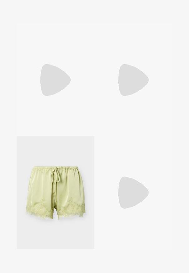 Valkoinen lyhythihainen t-paita, joka on valmistettu puuvillasta. Siinä on pyöreä kaula-aukko ja pieni musta Adidas-logo rinnassa. Suora helma.; Vaaleanvihreät satiinishortsit, joissa on joustava vyötärönauha, edessä solmittava nauha ja pitsireunus helmassa, yksivärisellä taustalla.; Musta kiiltävän patenttinahkainen ballerina, jossa on terävä kärki, koristeellinen remmi ja sileä pinta. Minimalistinen muotoilu ilman näkyviä yksityiskohtia.; Musta suorakulmainen nahkainen olkalaukku, jossa on pitkä hihna ja ylhäällä vetoketjukiinnitys, vaalealla taustalla.