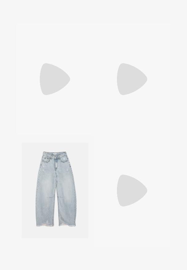 Jersey de punto rosa de manga corta con textura acanalada y escote redondo, con un ajuste holgado y un dobladillo corto.; Vaqueros de mezclilla azules claros de pierna ancha con detalles desgastados y dobladillos deshilachados, con bolsillos delanteros, trabillas para cinturón y cierre de botón.; Even&Odd Bailarinas con tira trasera - black; Pequeño bolso negro brillante con dos asas largas y detalles de cordón lateral sobre un fondo claro liso.