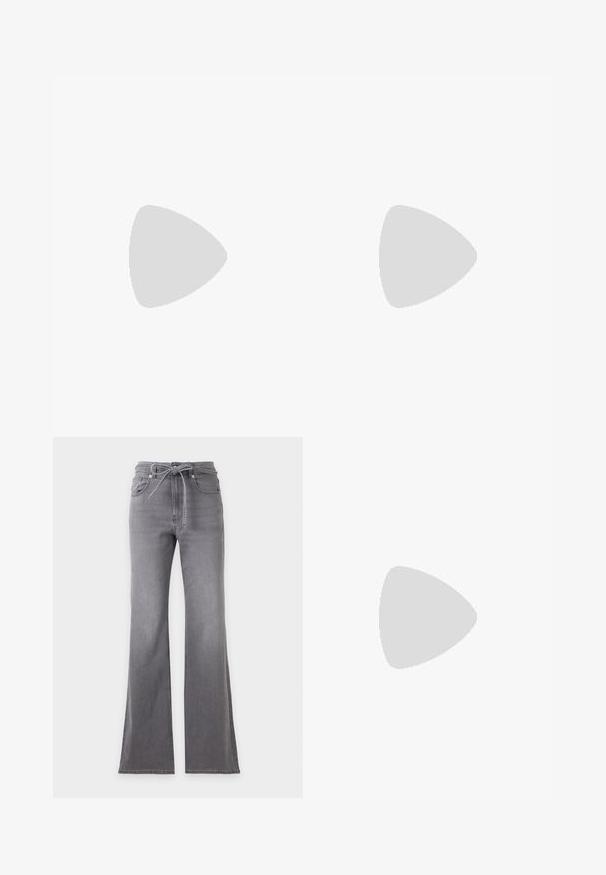 Jupe mini en dentelle noire avec une taille smockée, des volants en étages et des motifs à œillets sur l'ensemble. Texture douce avec un design léger.; Jean en denim gris avec des jambes larges et une ceinture nouée à la taille, présenté à plat sur un fond clair.; Ballerines en cuir verni noir avec un bout pointu, présentant un nœud décoratif à l'avant et un design de talon bas et élégant.; Paire de boucles d'oreilles créoles en or de taille moyenne avec un design texturé et perlé sur un fond clair uni.