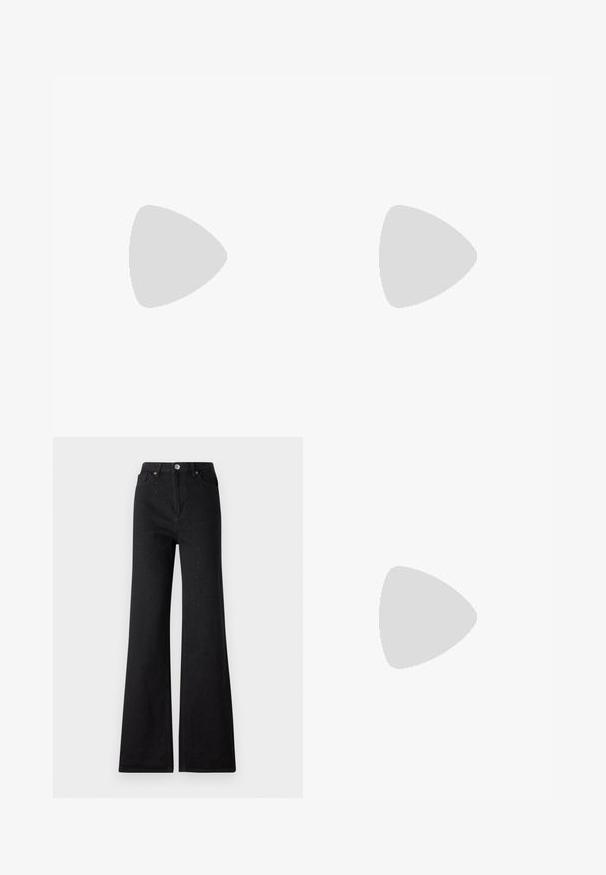 Top de tirantes texturizado negro con escote en V, que cuenta con mangas largas abullonadas y un diseño estilo envolvente.; Jeans acampanados negros con adornos de cuentas, presentando una cintura alta, bolsillos tradicionales y un cierre de botón. Textura de denim suave.; Mula de charol negro con puntera abierta, con una tira ancha y un tacón bloque grueso de altura media-alta sobre fondo blanco.; Bolso de cuentas negras con una silueta curva, asa de transporte y textura brillante. Llevado con zapatos de tacón altos negros y pantalones cortos negros ajustados.