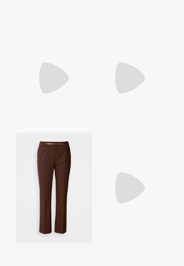 T-shirt ajusté rose clair à manches courtes, col rond et petit logo triangle rouge Guess sur la poitrine gauche.; Pantalons marron ajustés avec une texture lisse, dotés d'un accent chaîne en or au niveau de la taille et d'une coupe droite.; Mocassin plat à bout pointu en cuir noir avec breloques décoratives dorées sur le dessus et une petite bride à boucle au talon.; Sac à main de créateur gris clair avec texture subtilement motifée, plaque logo dorée, poignée unique sur le dessus et bandoulière réglable et amovible.