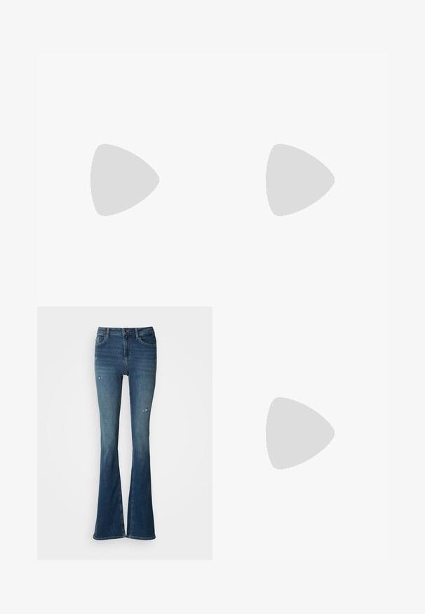 T-shirt blanc à manches courtes avec col rond, présentant deux roses pêches et des tiges vertes à l'intérieur d'un cercle avec le texte "LA VIE EN ROSE".; Jean évasé en denim bleu délavé, avec poches avant, taille haute et détails usés avec coutures visibles.; Bottine noire en cuir lisse avec un bout pointu et un talon effilé. La tige présente un design légèrement froncé.; Sac à main bordeaux en matériau brillant, de forme rectangulaire, avec deux anses et des accents légèrement courbés à l'avant.