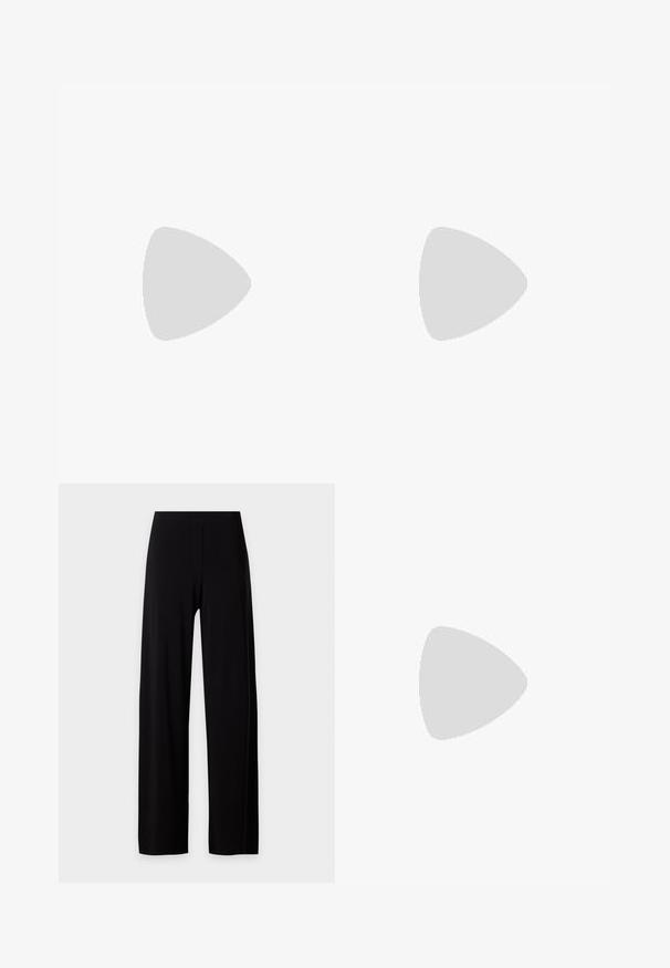 Zwarte lange mouwen bodysuit, met een wikkelontwerp, geplooide accenten op de schouders, een gladde textuur en een diepe halslijn.; Zwarte broek met wijde pijpen en een hoge taille, met een glad voorpand zonder zichtbare zakken of versieringen.; Zwarte sandaal met hoge hak, smalle enkelband, vierkante neus, soepel leermateriaal en metalen gespsluiting.; Zwarte handtas met een gestructureerde vorm, voorzien van een bovenhandvat, schouderriem en decoratieve metalen studs aan de voorkant.