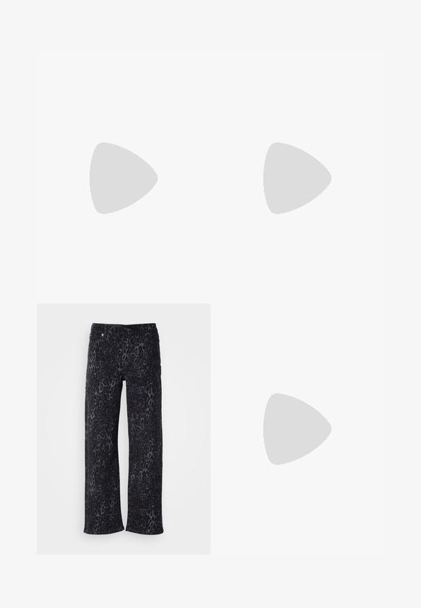 Sort langærmet cropped top lavet af glat stof, med rund hals og hvid "HUGO" logo på brystet.; Sorte leopardmønstret bukser i løs pasform. Lavet af blødt stof med en glat tekstur. Med lynlås og knaplukning.; Sort læder ankelstøvle med spids tå, flad hæl og lynlås i siden. Har en spændeaccent på manchetten for ekstra detalje. Glat tekstur.; Guld øreringe med rektangulære hvide indlæg, vist side om side på en enkel lys baggrund.