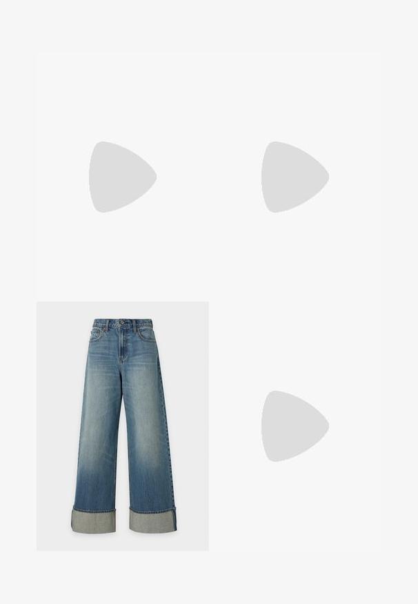 T-shirt blanc à manches courtes avec bordure bordeaux sur le col et les bords des manches, ornée d'un petit logo ovale avec texte sur la poitrine.; Jean en denim bleu à jambes larges, taille haute, bouton et fermeture éclair devant, poches et larges revers aux chevilles.; Talons slingback en cuir bordeaux avec un embout pointu, une sangle ajustable et un détail de nœud décoratif à l'avant. Hauteur du talon de 7,5 cm.; Sac à main bordeaux en matériau brillant, de forme rectangulaire, avec deux anses et des accents légèrement courbés à l'avant.