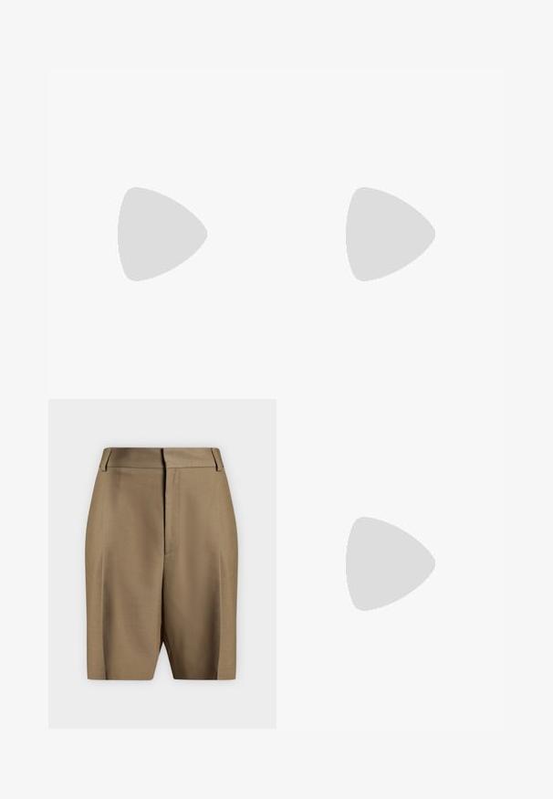 Polo en maille beige à manches courtes avec texture côtelée et col en V, avec une étiquette rouge portant le nom de la marque "HUGO" à l'intérieur du col.; Shorts sur mesure couleur fauve longueur genou avec passants de ceinture et fermeture avant dissimulée, présentés sur un fond clair uni.; Mocassins en cuir noir avec un bout arrondi, des détails cousus et un petit accent rouge au niveau du talon. Semelle en caoutchouc à profil bas.; Sac bandoulière en cuir noir texturé avec poche avant zippée et bandoulière large en tissu réglable sur fond blanc.