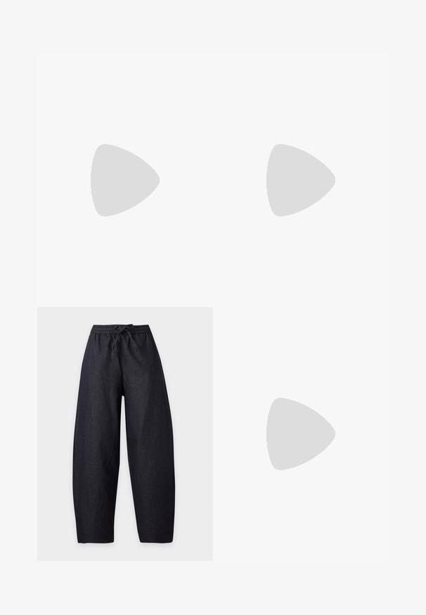T-shirt court jaune à manches courtes avec un nœud noué devant et un col rond sur fond blanc.; Pantalon large bleu marine foncé avec taille élastique et cordon, détails des coutures avant, présenté sur fond blanc uni.; Chaussure plate en cuir verni noir avec un bout pointu, une petite lanière décorative et un petit talon carré. Texture lisse et design épuré.; Sac bandoulière en daim noir avec fermeture éclair et une fine sangle réglable sur un fond blanc uni.