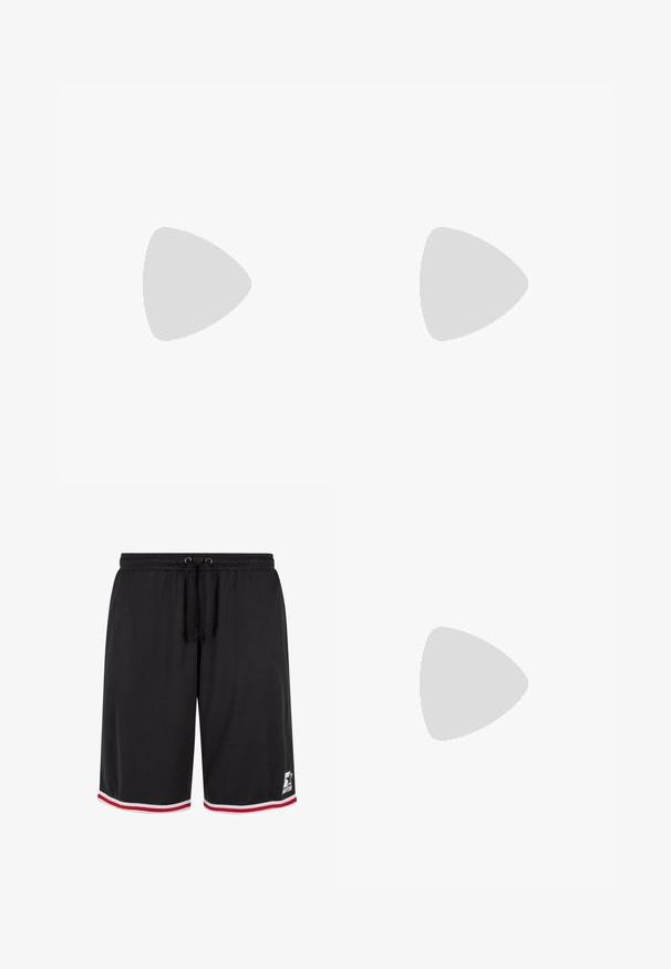 Rode katoenen t-shirt met een ronde hals, korte mouwen en een klein zwart logo op de linkerborst en mouw. Glad, effen kleurstof.; Zwarte sportshorts met een gestructureerde afwerking, een elastische tailleband, een verstelbaar trekkoord en rode en witte accenten aan de zoom.; Witte Nike Air Force 1 sneaker van leer met geperforeerde neus, platte veters en een gestructureerde rubberen zool met "AIR"-logo aan de zijkant.; Zilveren ketting met in elkaar grijpende schakels, een gladde textuur en een uniforme rechthoekige vorm. Veilige sluiting.