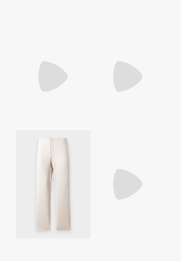 Mustat lyhythihaiset lyhytpaidat, jotka on valmistettu venyvästä materiaalista. Edessä on vaaleanpunainen "felicious" -logo ja perhoskuvio.; Vaaleanbeiget suorat housut, joissa on joustava vyötärö ja naru. Materiaali näyttää pehmeältä ja sileältä.; Taukonsävyinen mokkanahkainen slip-on-kengä, jossa pyöreä kärki ja vaaleanruskea kumipohja, esitetty sivulta valkoisella taustalla.; Silmätorranjat, joissa on neliömäinen kehys, ruskeat linssit ja kultainen logo yksityiskohtana ohjaimen päällä. Litteät varret kiiltävässä pinnassa.