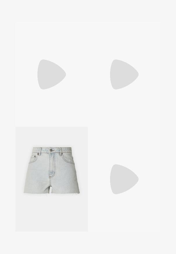 Korte mouw t-shirt in teal met een kleine witte zon en maan afbeelding op de linkerborst en een ronde hals.; Lichtblauwe denim shorts met een hoge taille, franjes aan de onderkant en een vijf-pocket ontwerp. Voorzien van een knoop- en ritsluiting.; Witte canvas sneakers met rubberen zolen, voorzien van zes vetertjes, een ronde neus en lichte stikdetails, gecombineerd met witte enkelsokken.; Een paar rechthoekige zonnebrillen met lichtblauwe doorzichtige monturen en donkergrijze glazen, met rechte pootjes en minimale hardwaredetails.