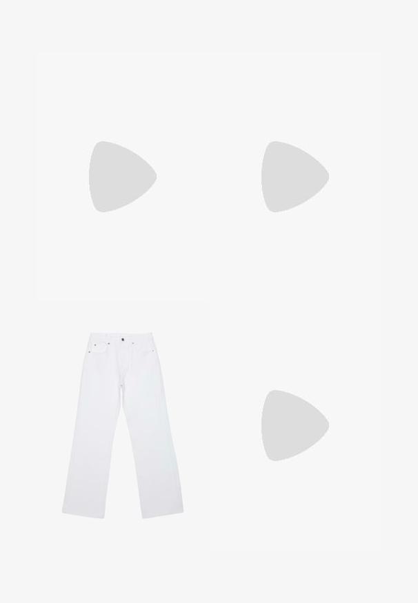 Blaues Sweatshirt mit geripptem Rundhalsausschnitt, ausgestattet mit horizontalen hellblauen Streifen und einer glatten Textur. Sauberes Design, weiches Material.; Weiße Straight-Leg-Jeans mit fünf Taschen, Gürtelschlaufen und einem vorderen Verschluss mit Knopf und Reißverschluss, flach auf einem weißen Hintergrund liegend.; Beige Wildlederschlappen mit einem geschnallten Riemen und Nietenakzenten, getragen zu weißen, weit geschnittenen Hosen, auf einem Holzboden.; Even&Odd Handtasche - brown
