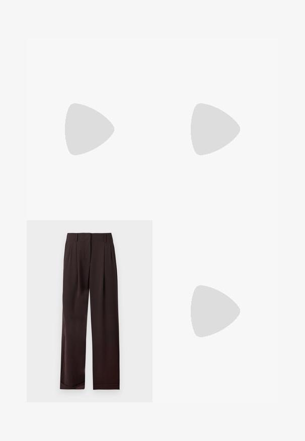 Polo long à manches longues de couleur crème avec un tissu texturé, un col à trois boutons et des manches à poignets, présentant un motif floral subtil.; Pantalon marron foncé droit avec passants de ceinture et plis à l'avant, présenté à plat sur fond blanc.; Chaussure plate en cuir noir pour femme, avec bout pointu et petit talon, vue de côté sur un fond gris clair uni.; Petit sac poignet en daim marron doux avec cadre en métal argenté et boules rondes marron de fermeture sur fond clair uni.